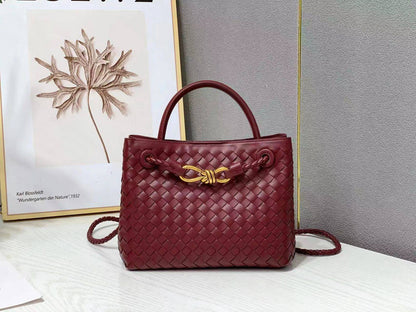 Bottega veneta  

with box 
🎁🎁🎁

100 dhs❤️

Zain177
♥️♥️♥️