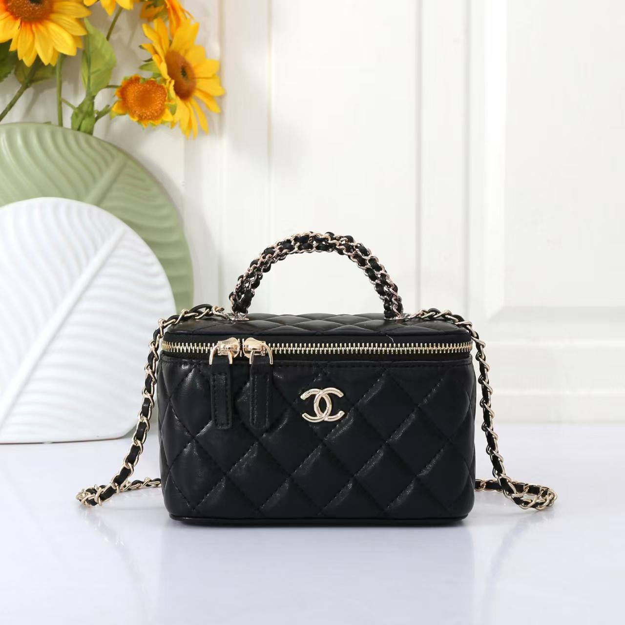 Chanel 
Best quality 

with box’s 
🎁🎁🎁

100 dhs✅
size 17 CM

Zain290
♥️♥️♥️