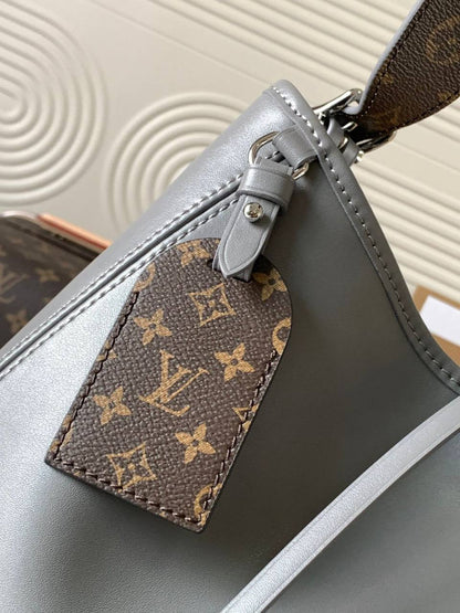 LV
MASTER QUALITY 
WITH DOUBLE BOX 
🎁🎁🎁

270 dhs✅

Zain39
♥️♥️♥️