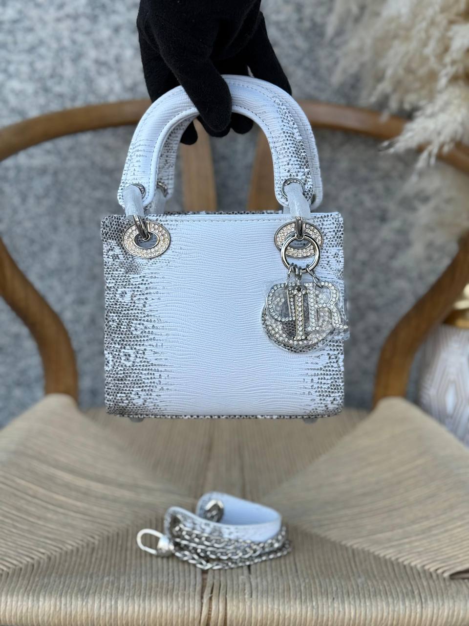 DIOR
17cm
340 dhs✅
Top quality 
With box🎁

Zain167
♥️♥️♥️