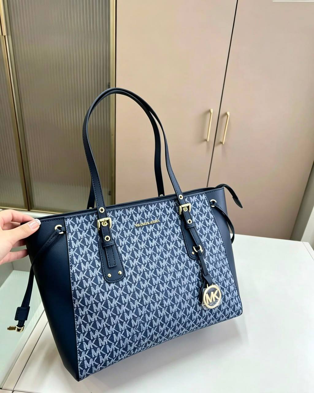 Mk
95 dhs💛
size 40×14×26cm

Zain42
♥️♥️♥️