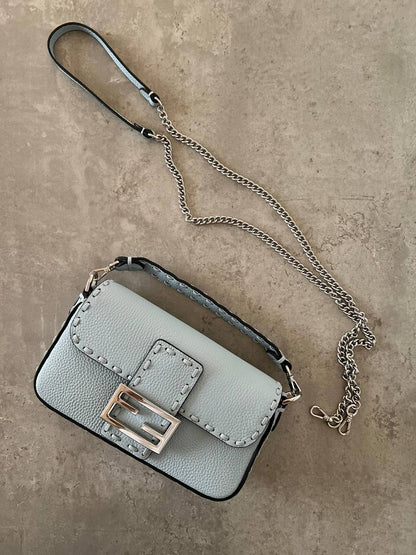 FENDI
𝐁𝐀𝐆𝐔𝐄𝐓𝐓𝐄 𝐌𝐈𝐍𝐈 𝐒𝐈𝐙𝐄 𝟏𝟗𝐜𝐦 𝐒𝐔𝐏𝐄𝐑 𝐌𝐀𝐒𝐓𝐄𝐑 𝐐𝐔𝐀𝐋𝐈𝐓𝐘 
900 dhs💓

ETAG4
♥️♥️♥️
