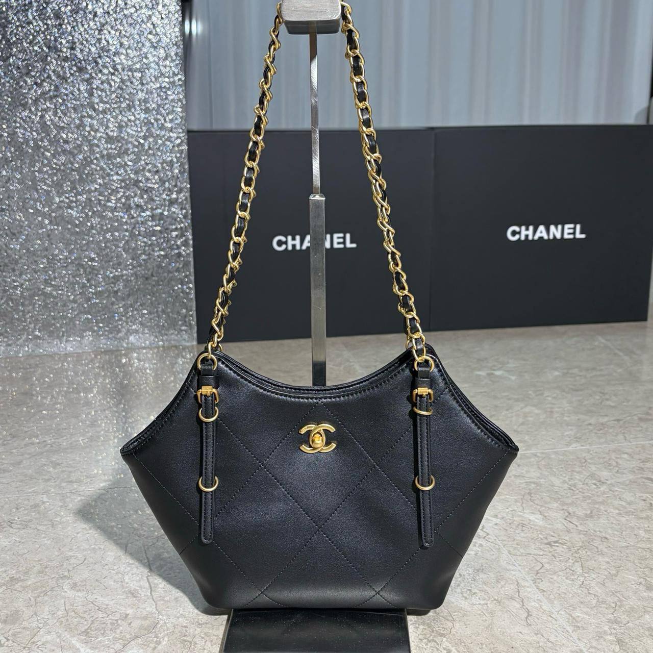 Chanel
Master
30cm 
270 dhs🪙🌨️

Zain228
♥️♥️♥️