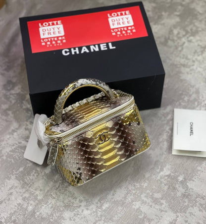 Chanel
with box 

High quality 
350 dhs✅

Zain175
♥️♥️♥️