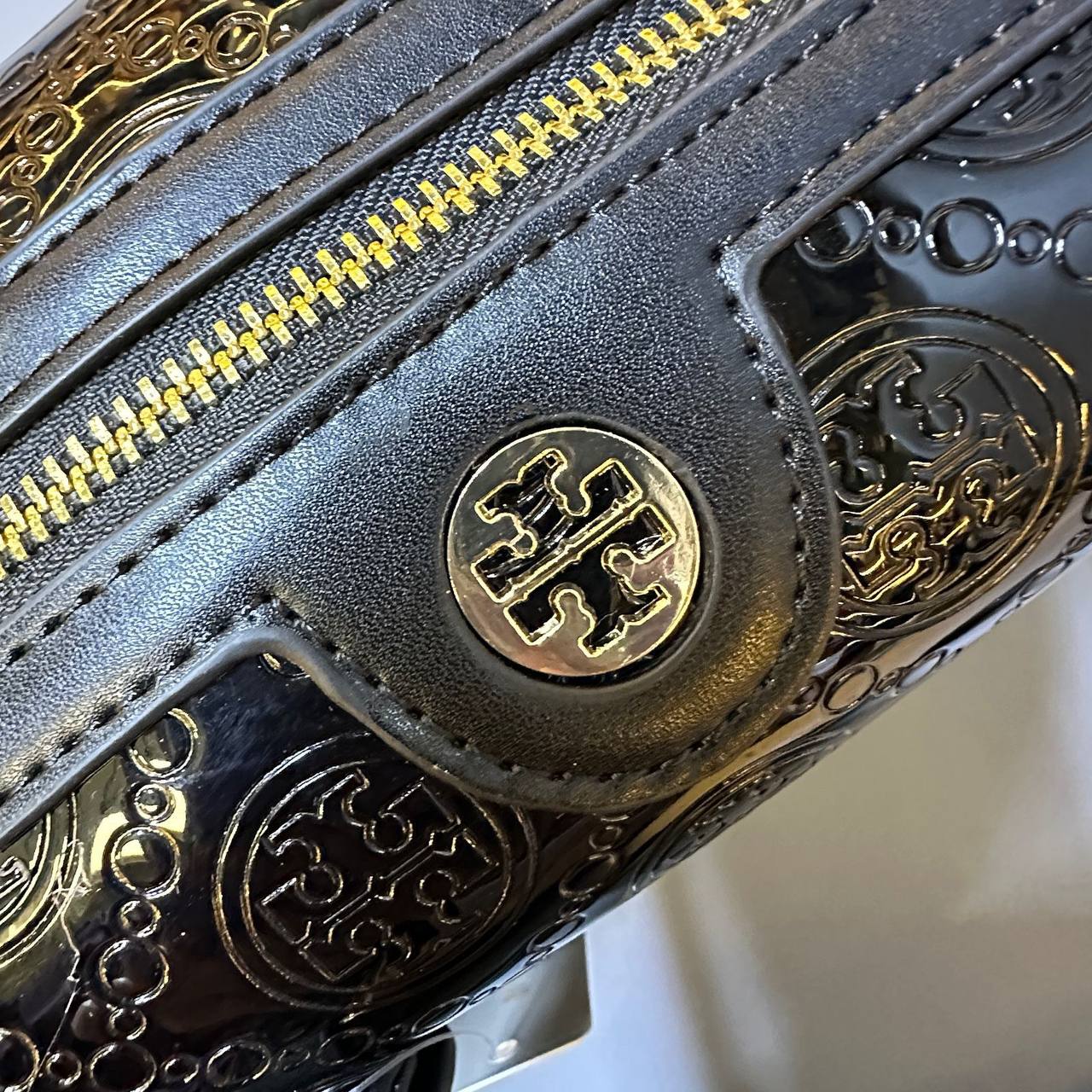 TORY BURCH 
GOOD QUALITY 
WITH BOX 
🎁🎁🎁

BIG SIZE 95 DHS✅
SMALL SIZE  90 DHS

Zain39
♥️♥️♥️