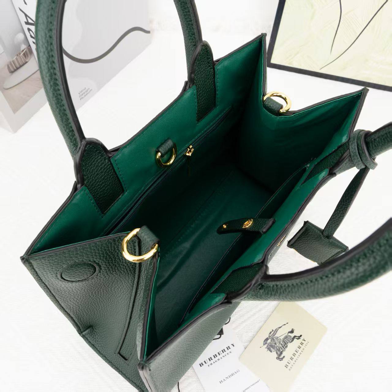 Burberry
100 dhs✅
size:33*23*11

Zain07
♥️♥️♥️