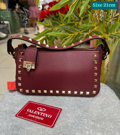 Valentino
Good quality 
with box 🎁🎁🎁

115 dhs💓

Zain186
♥️♥️♥️