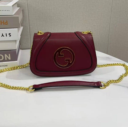 Guuci 
Best quality 

with box’s
🎁🎁🎁

110 dhs✅
size 21 CM

Zain290
♥️♥️♥️