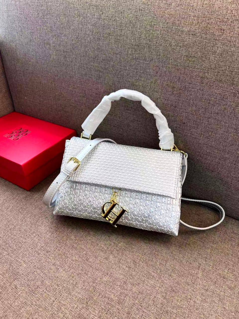 CH

90 dhs🌺

with box
🎁🎁🎁

size 24cm

Zain26
♥️♥️♥️
