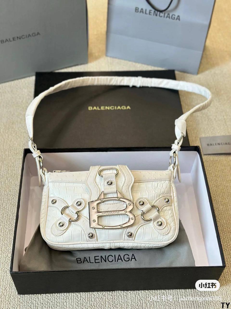 Balenciaga

27*16*7cm

With box
🎁🎁🎁

85 dhs✅

Zain17
♥️♥️♥️
