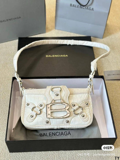 Balenciaga

27*16*7cm

With box
🎁🎁🎁

85 dhs✅

Zain17
♥️♥️♥️