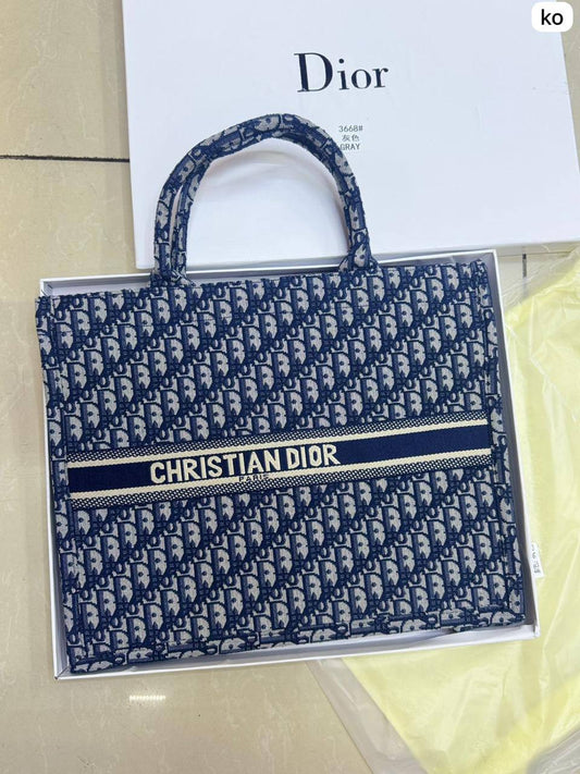 💎Christian Dior 
High quality +🎁
Big Size: 41 * 31 cm
80 dhs🪙🌨️
with box 🎁

Zain115
♥️♥️♥️