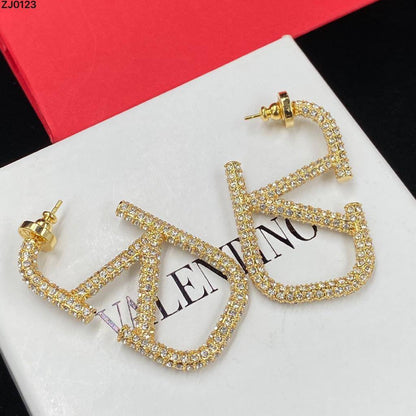Valentino
Earring 
80 dhs🪙

Zain89
♥️♥️♥️