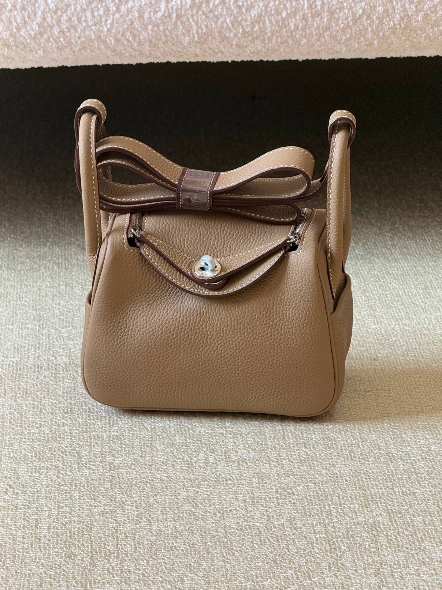 Hermes mini Lindy 18cm💥Master quality ✅with box 📦 
340 dhs✅

Zain51
♥️♥️♥️