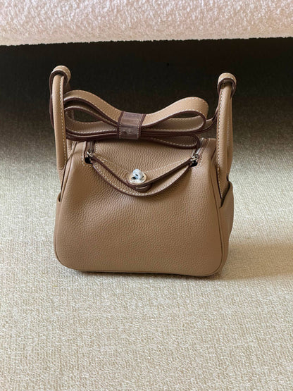 Hermes mini Lindy 18cm💥Master quality ✅with box 📦 
340 dhs✅

Zain51
♥️♥️♥️