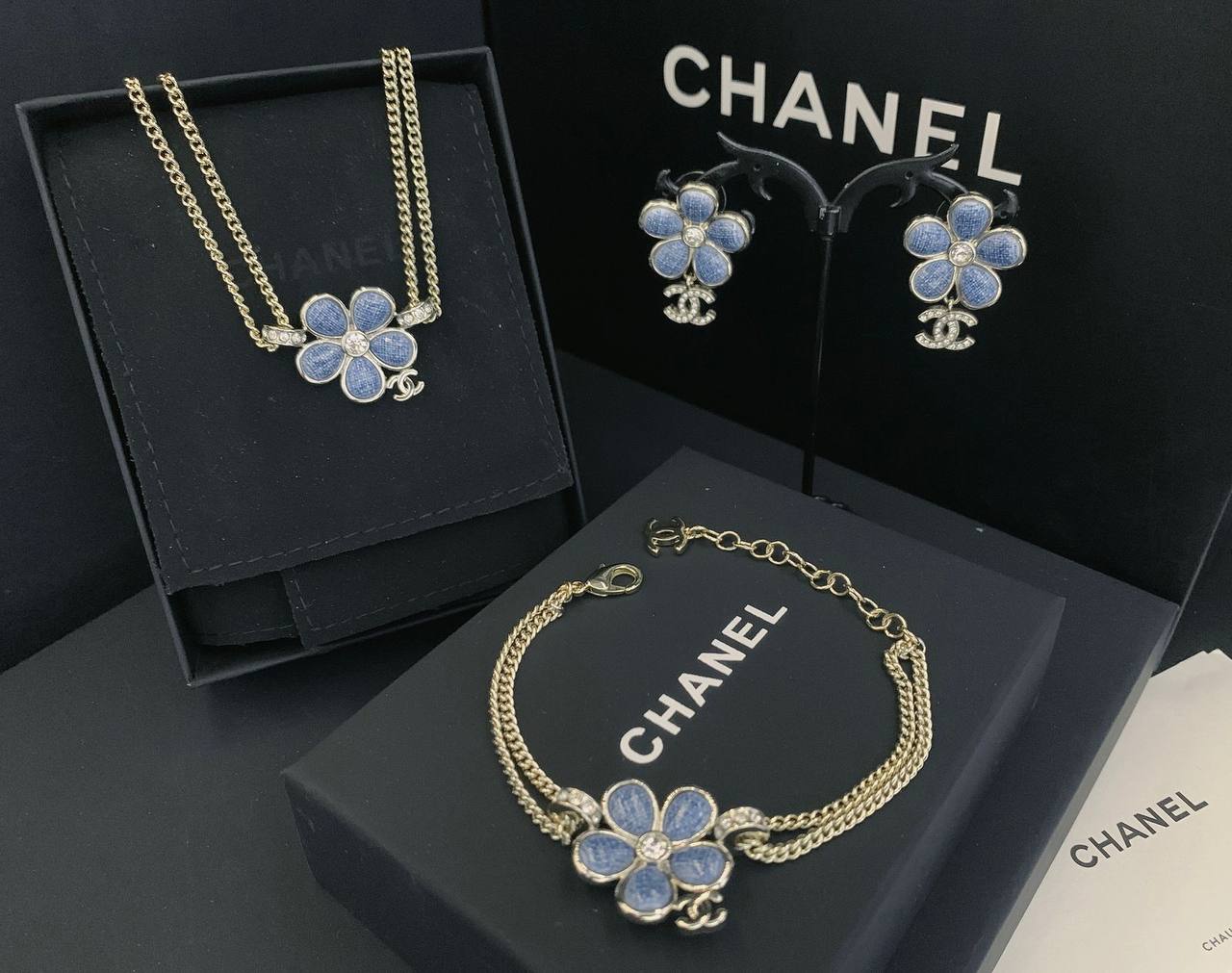 CHANEL SET
NECKLACE 
BRACELET 
EARRINGS

WITH BOX AND PAPER BAG
🎁🎁🎁

175 DHS💓

Zain89
♥️♥️♥️
