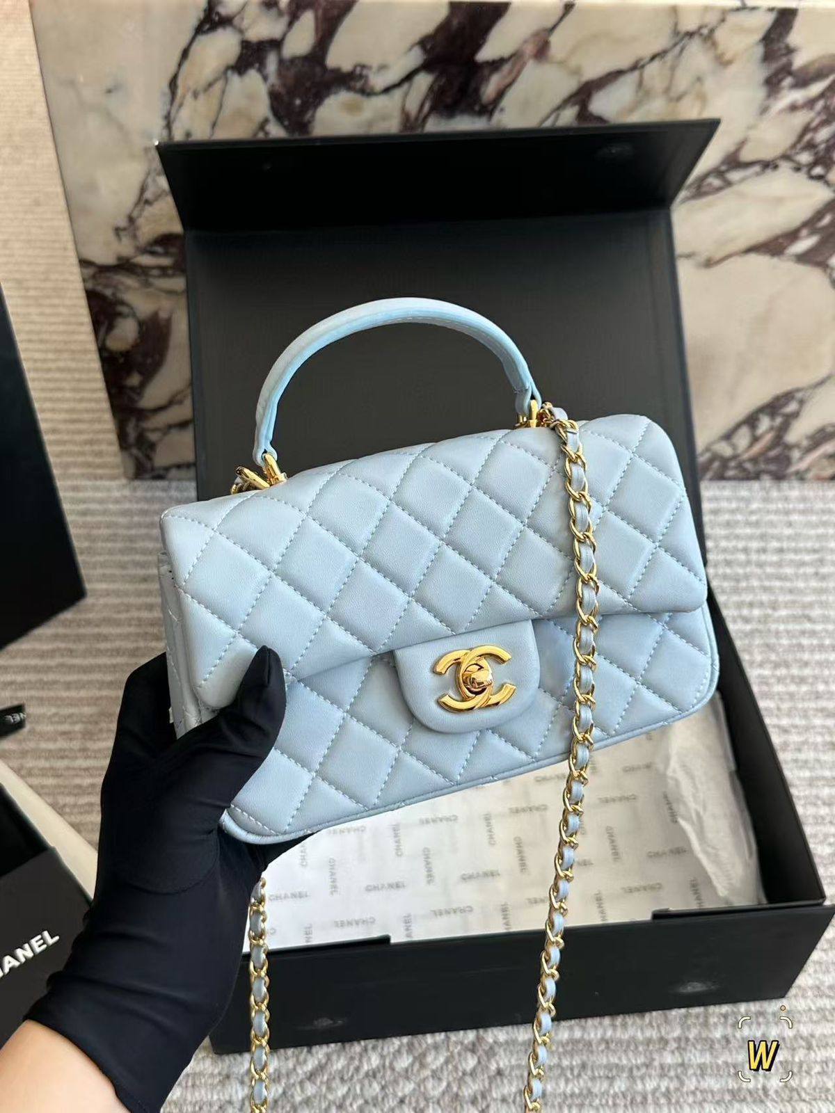 Chanel
Size 20cm

230 dhs🪙🌨️

With box
🎁🎁🎁

Zain180
♥️♥️♥️