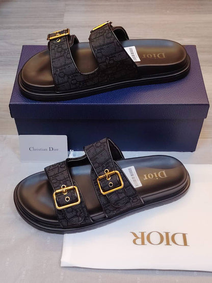 Dior

Size 40 To 45
115 dhs💓

Zain120
♥️♥️♥️