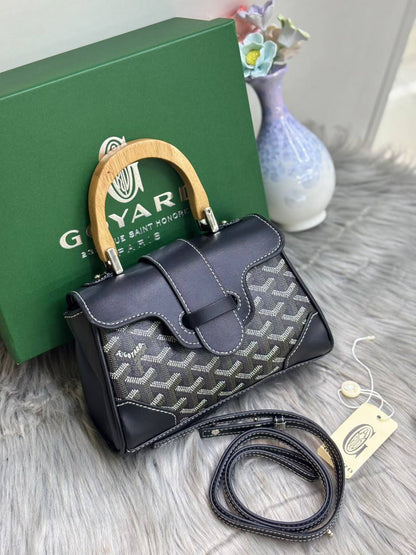 Goyard 

SIZE 20 CM    

 115 dhs🇦🇪🇦🇪

Withbox

Zain244
♥️♥️♥️