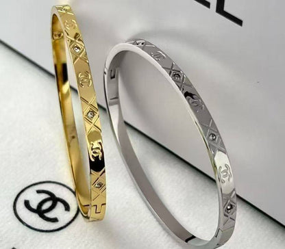 Bangle 🌊*
Stainless steel 💯
Non tarnish 💥
With black boxes 🗃️ 
20 dhs🪙🌨️
With normal boxes 📦 
And paper bag 🛍️
30 dhs🪙🌨️

Zain216
♥️♥️♥️