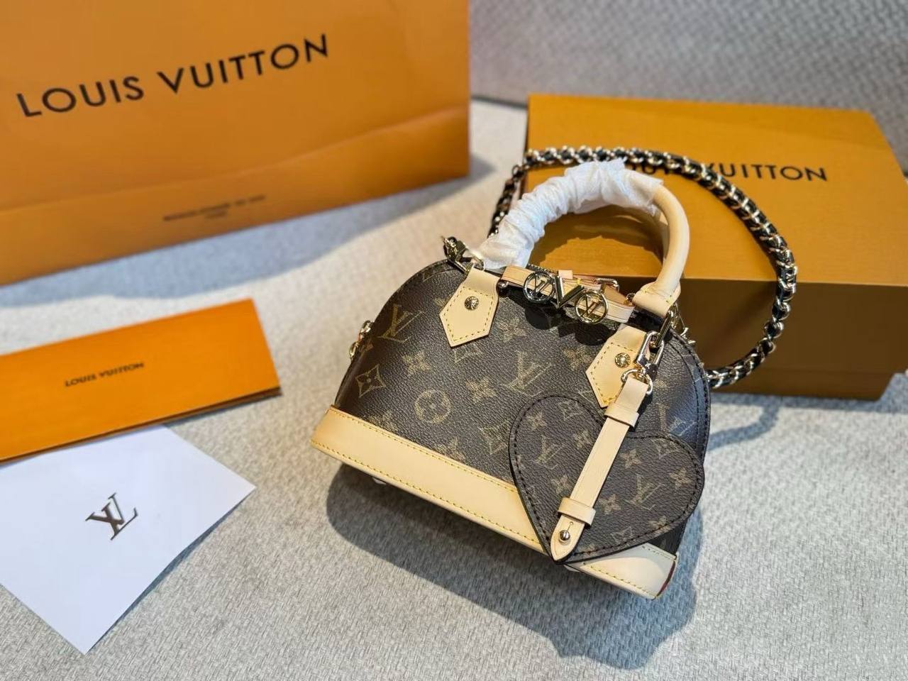 Lv 
withbox
🎁🎁🎁

size:18×12×8cm

110 dhs❤️

Zain114
♥️♥️♥️