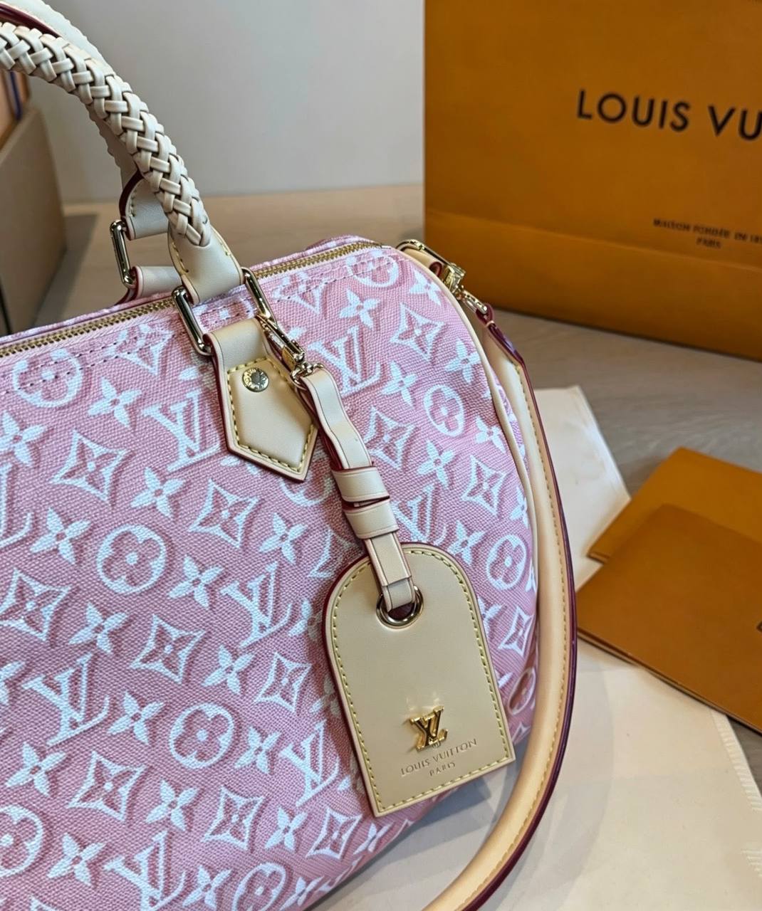 LV
MASTER QUALITY
260 dhs💓
……(with leather )
30CM

Zain295
♥️♥️♥️