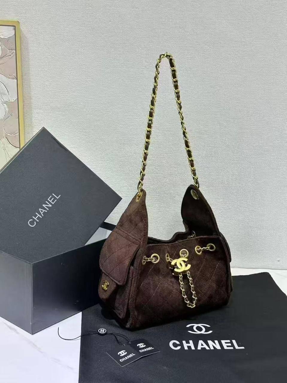 🌟 Chanel Suede
1️⃣ Finish Quality +🎁
Size: 20 * 23 cm
110 dhs🪙🌨️
with box 🎁

Zain115
♥️♥️♥️