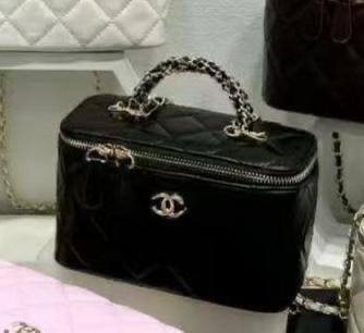 Chanel
19*12*9 cm

With box
🎁🎁🎁

90 dhs❣️

Zain17
♥️♥️♥️