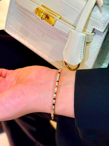 CHOPARD ❤️‍🔥*
Bangle 🐦‍🔥
Master quality 💯
With normal boxes 🗃️ 
80 dhs✅
With master box 📦 
130 dhs✅

Zain216
♥️♥️♥️