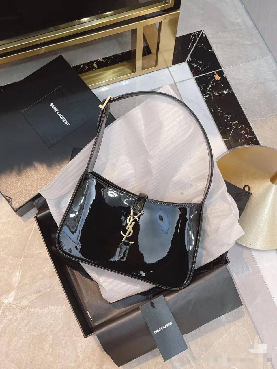 YSL Hobo
1⃣️ First quality +🎁
Size: 24 * 14 * 6 cm
80 dhs✅
with box🎁

Zain216
♥️♥️♥️
