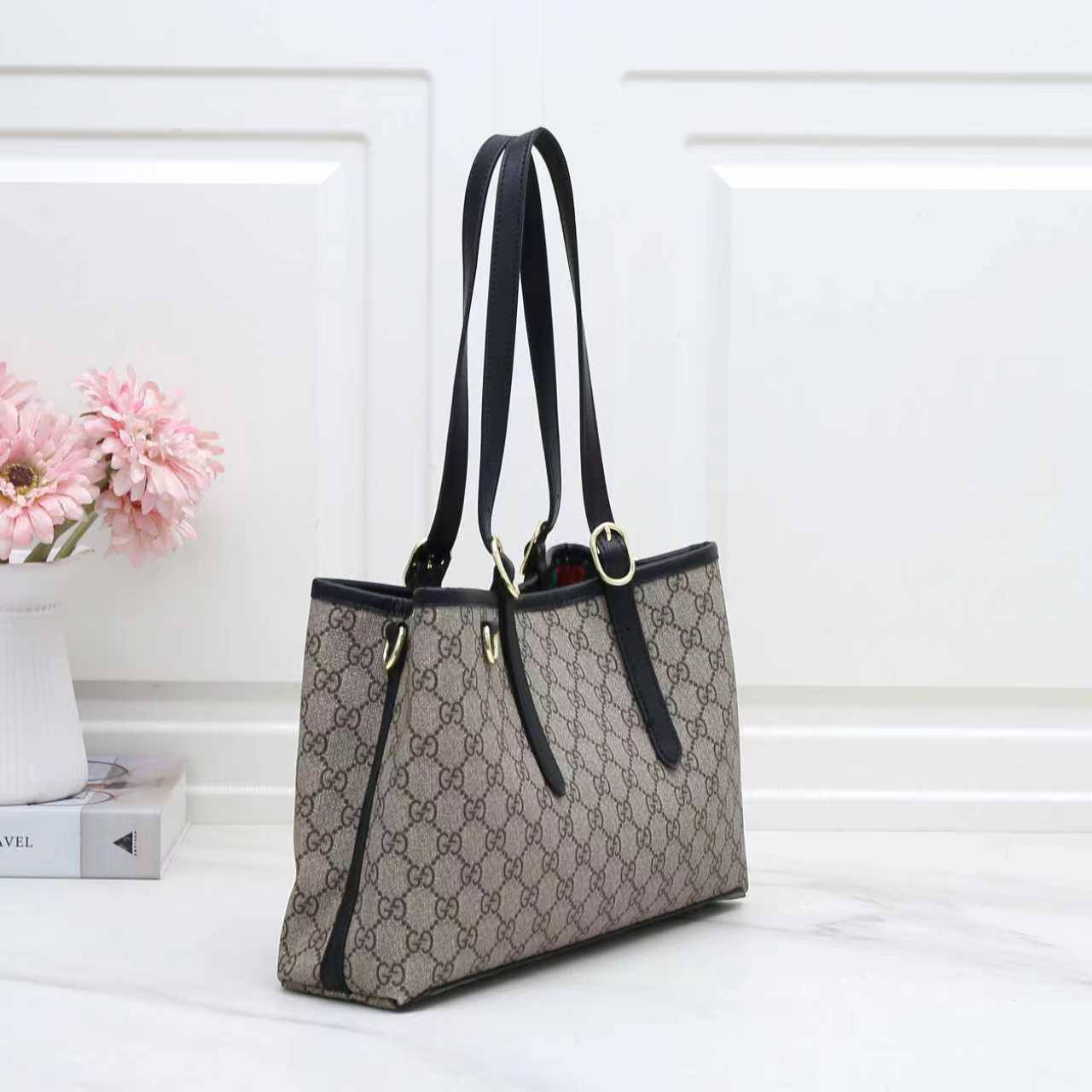 Gucci

High quality

Size：32cm

With box 

110 dhs🇦🇪🇦🇪
Zain50
♥️♥️♥️