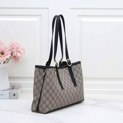 Gucci

High quality

Size：32cm

With box 

110 dhs🇦🇪🇦🇪
Zain50
♥️♥️♥️