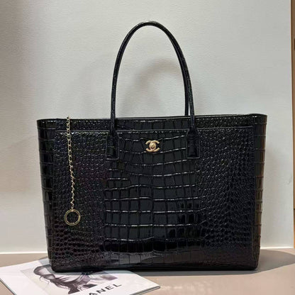 Chanel Big size🙋🏻‍♀️🥰
Master🌺🌺
40cm🫶🏼🫶🏼🫶🏼 
410 dhs💓

Zain297
♥️♥️♥️