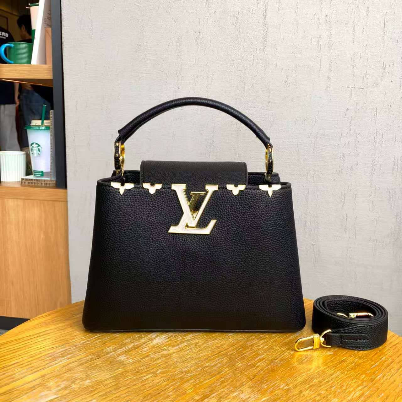 LV 

With box
🎁🎁🎁

125 dhs🇦🇪

size 27cm🌹🌹

Zain161
♥️♥️♥️