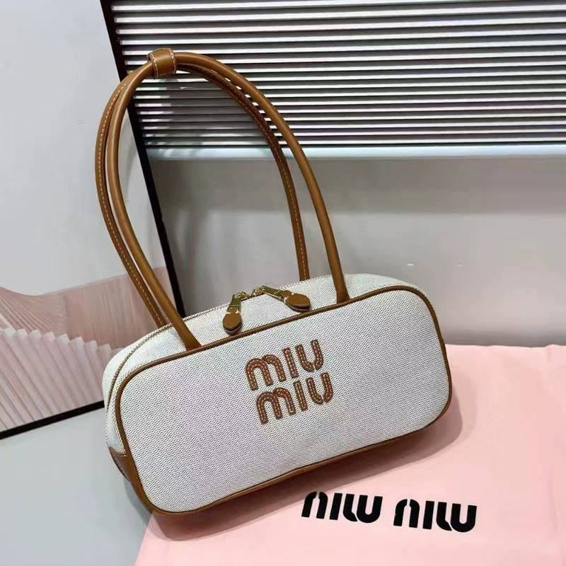 MIUMIU

best quality 
without box

95 dhs🇦🇪🇦🇪

size30CM

Zain290
♥️♥️♥️