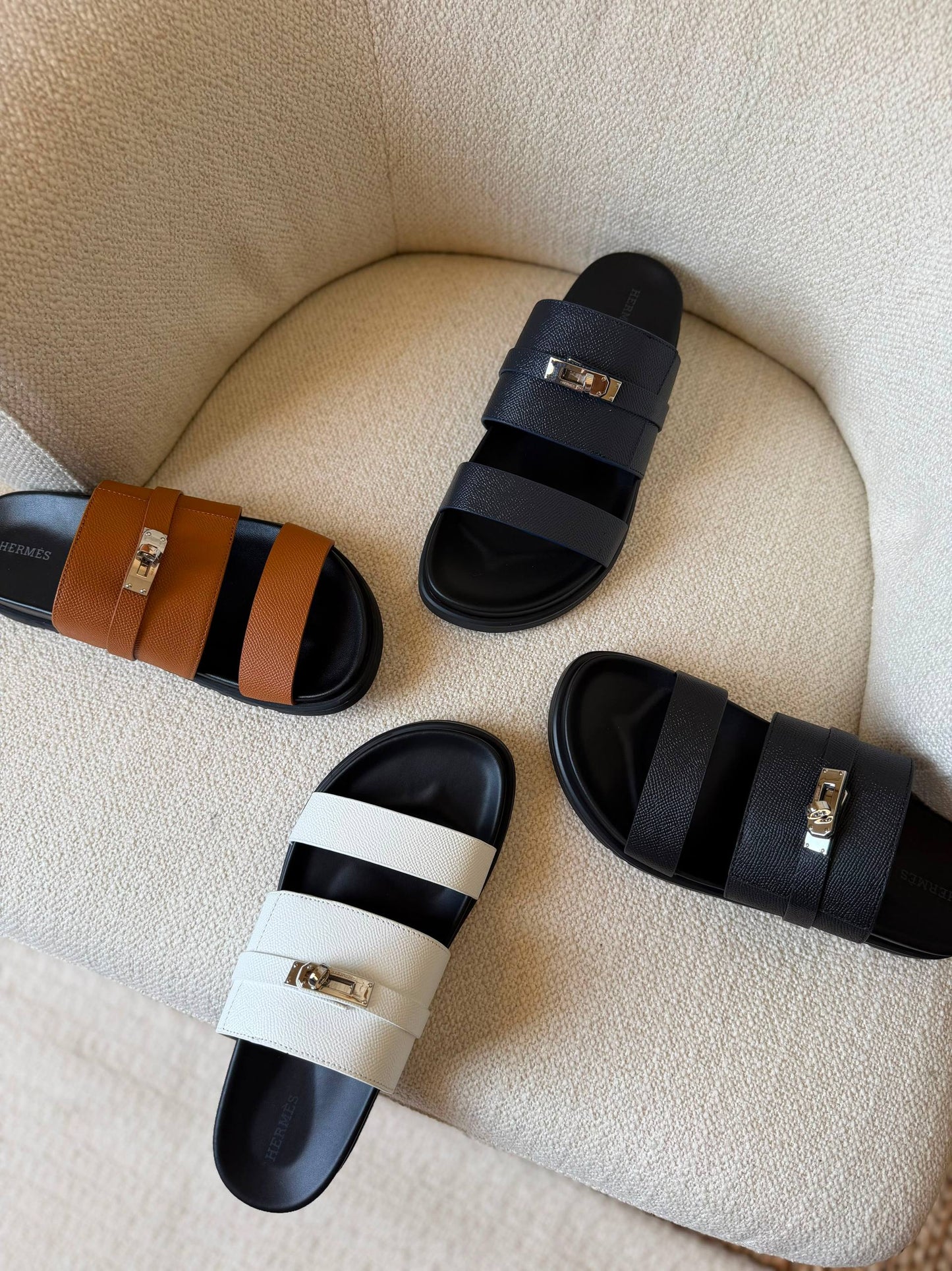 HERMES SLIPPERS
*AAA QUALITY*
*size: 40 to 47*
450 dhs✅

Zain185
♥️♥️♥️