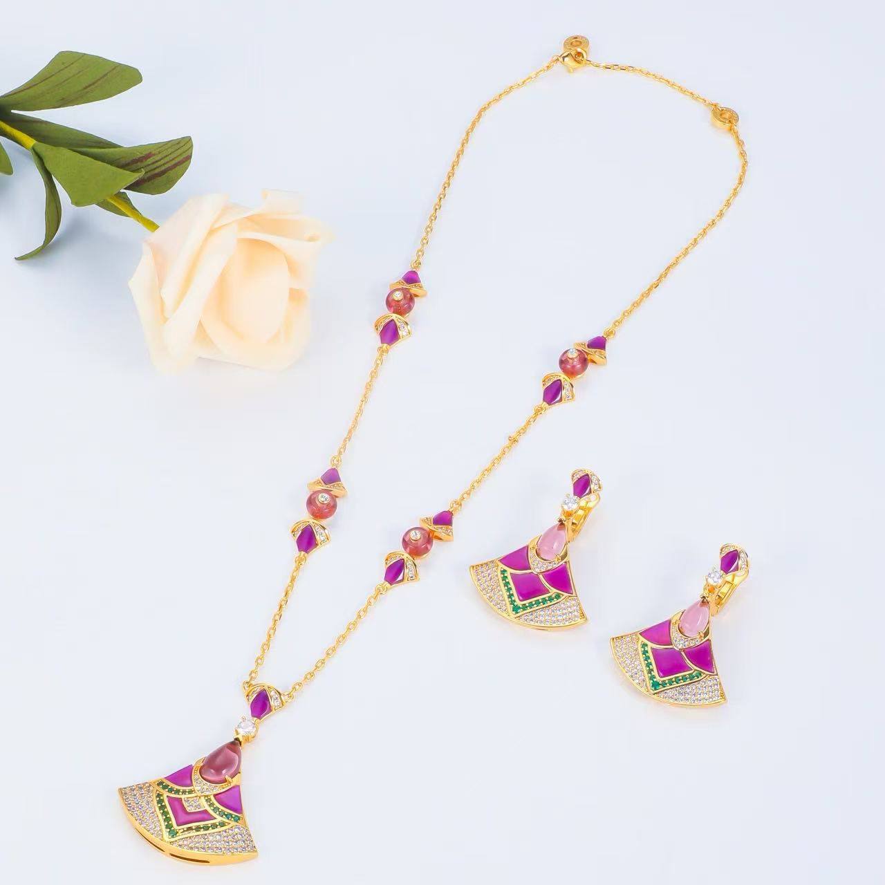 BVLGARI ❤️‍🔥*
Necklace ✨
Earring 💥
Master quality 💯
With normal boxes 📦 
310 dhs✅
With master box 🗃️ 
345 dhs✅

Zain216
♥️♥️♥️
