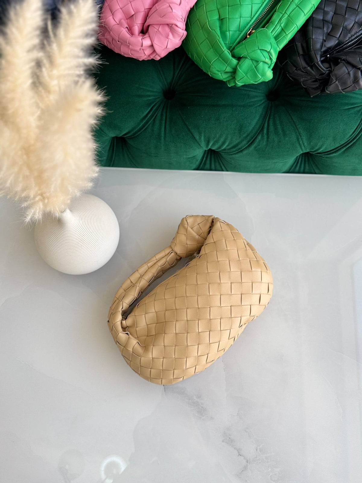 BOTTEGA
Size- 23Cm
Available original box 📦 
With full packing 🎀🎀
Super high quality 💥💥

For Price 👇 WhatsApp✅
0568585901 
0507557372
0552275751 Owner Zain 👌

Zain283
♥️♥️♥️