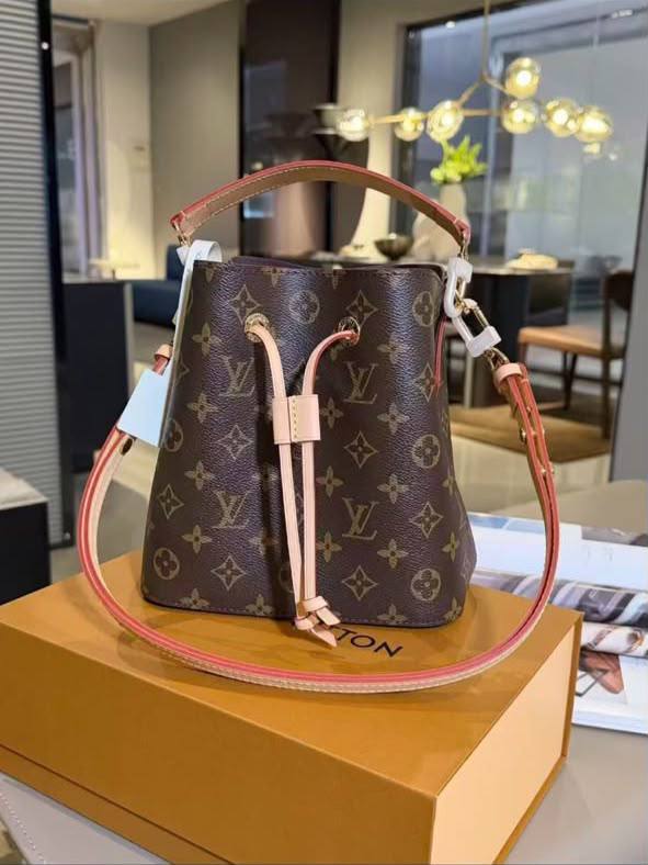 Louis Vuitton 

M46581 Neonoe BB

Master Quality 

20*20*13 cm with double 
box 📦 

360 dhs🇦🇪🇦🇪

Zain95
♥️♥️♥️