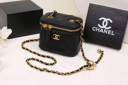 Chanel
90 dhs✅

with box
🎁🎁🎁

size small

Zain26
♥️♥️♥️