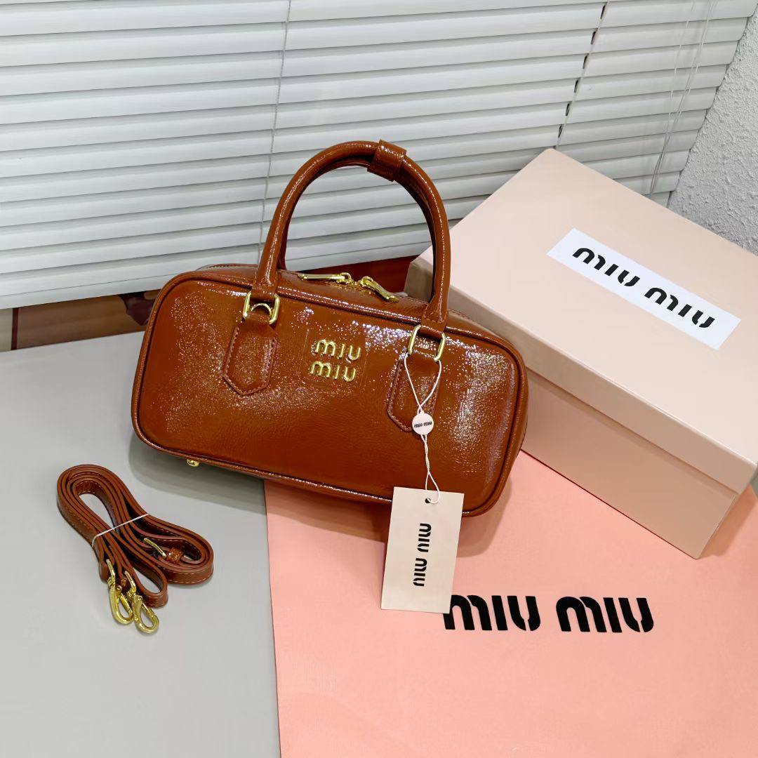 MIU MIU

BEST QUALITY 

WITH BOX’S 
🎁🎁🎁

90 dhs✅
SIZE 23CM

Zain290
♥️♥️♥️