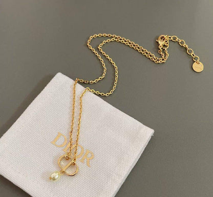 Dior ❤️‍🔥*
Necklace 🦋
Earring🍁
Master quality 💯
With normal boxes 🗃️ 
And paper bag 🛍️
80 dhs🪙🌨️
With master box 📦 
90 dhs🪙🌨️

Zain216
♥️♥️♥️