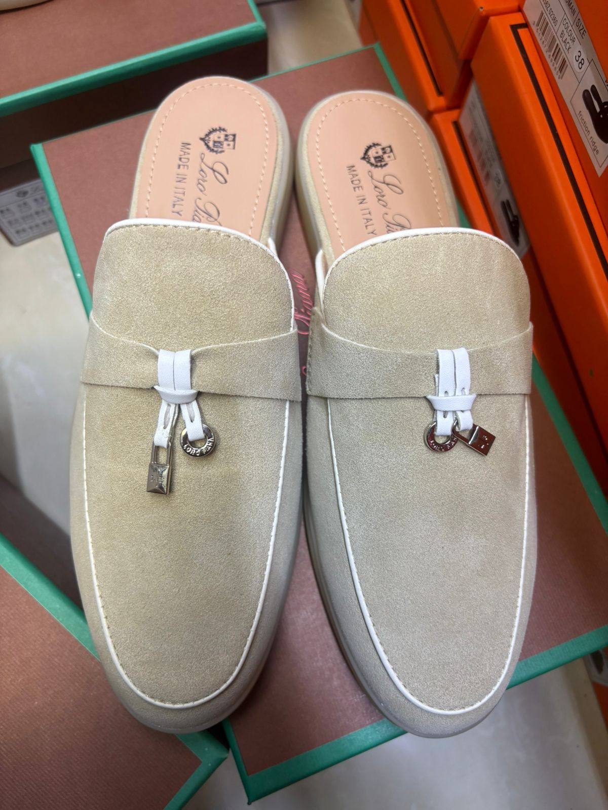 Loro Piana 
Size 36-41
130 dhs🪙🌨️

Zain145
♥️♥️♥️