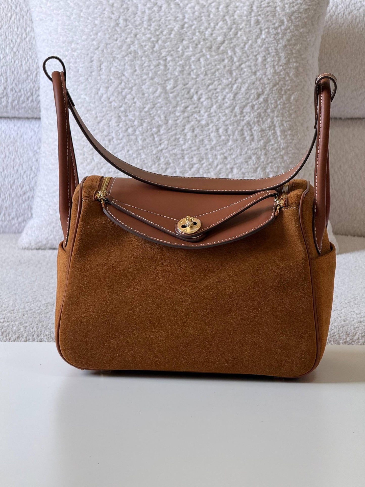 Hermes
lindy 26cm💥Master quality ✅with box📦
610 dhs❣️

Zain52
♥️♥️♥️