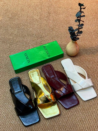 Slippers
75 dhs✅
Size 36-41

Zain236
♥️♥️♥️