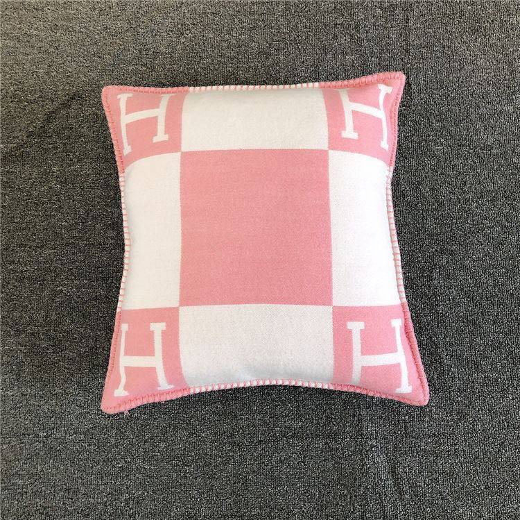 New collection 
Master 
Throw blanket in Merinos wool and cashmere (90%
rinos wool, 10% cashmere)
Size 135*170
👉🏽Blanket 
140 dhs🪙🌨️
👉🏽Pillows with feeling
80 dhs🪙🌨️

Zain99
♥️♥️♥️