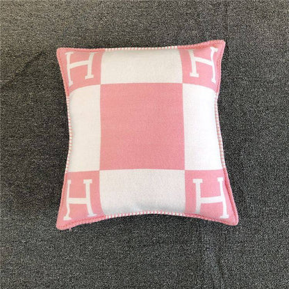 New collection 
Master 
Throw blanket in Merinos wool and cashmere (90%
rinos wool, 10% cashmere)
Size 135*170
👉🏽Blanket 
140 dhs🪙🌨️
👉🏽Pillows with feeling
80 dhs🪙🌨️

Zain99
♥️♥️♥️