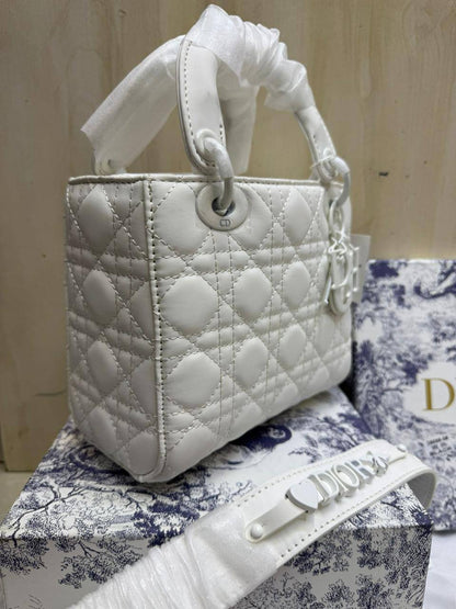 💎 Lady  Dior 
1️⃣ First Quality +🎁
Size: 20 * 17 cm
110 dhs💓
with Box🎁

Zain115
♥️♥️♥️