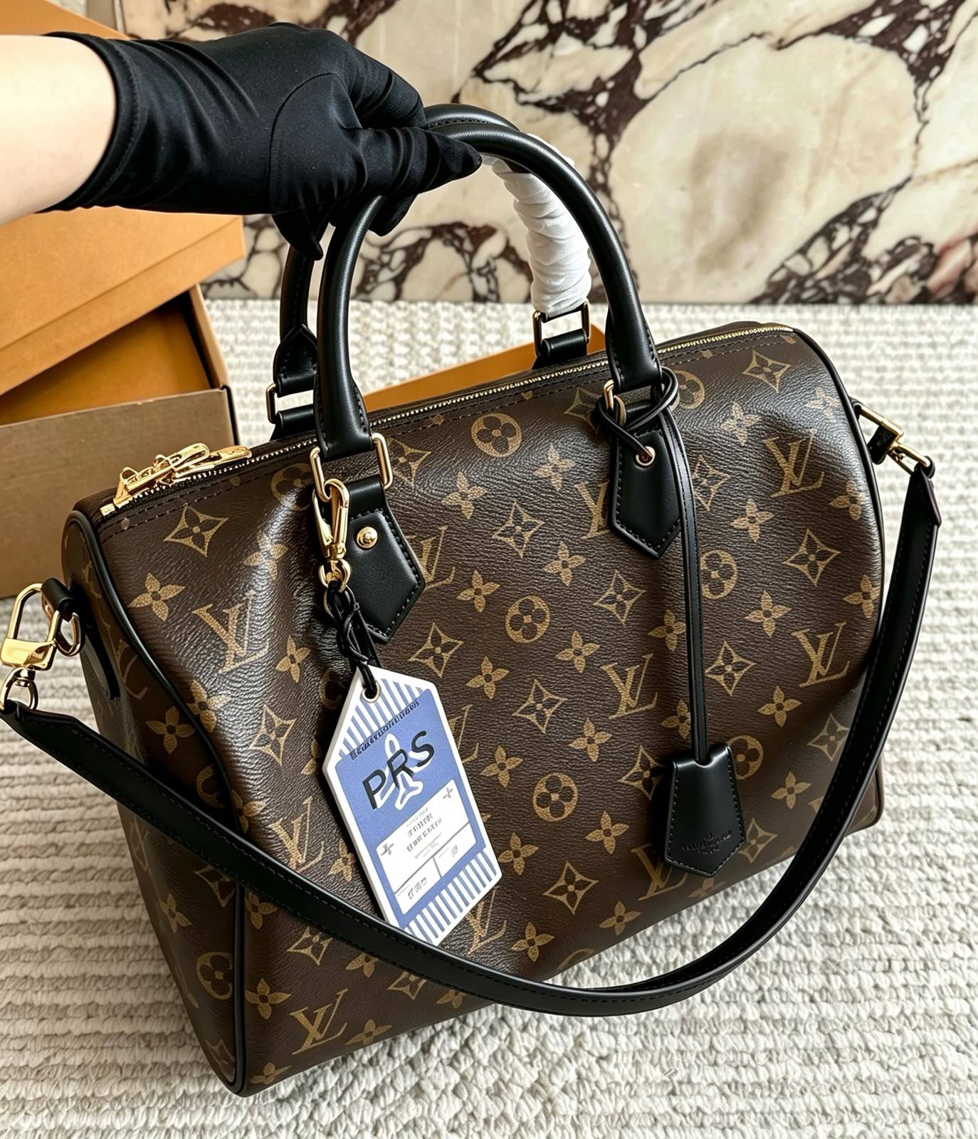 LV
 MASTER QUALITY
 WITH BOX  
260 dhs✅

Zain295
♥️♥️♥️