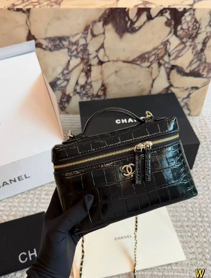 CHANEL

Calfskin Crocodile Vanity Case
Master quality

16 cm 

with double box

190 DHS🇦🇪🇦🇪🇦🇪

Zain95
♥️♥️♥️